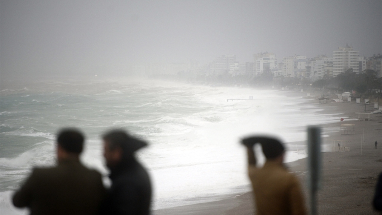 Antalya`da etkili olan kuvvetli fırtına ve yağış nedeniyle Konyaaltı Sahilinde büyük dalgalar oluştu.