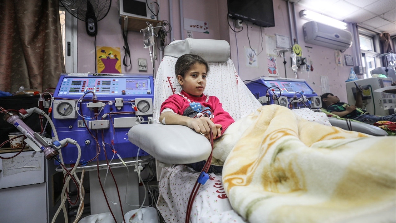 Birleşmiş Milletler (BM), Kasım 2018`de Gazze Şeridi`ndeki hastanelerin jeneratörlerine yakıt sağlayan bağışın sona erdiğini bildirmiş, o tarihten sonra sonra günlük 8 ila 16 saatlik elektrik kesintileri yaşanmaya başlamıştı.