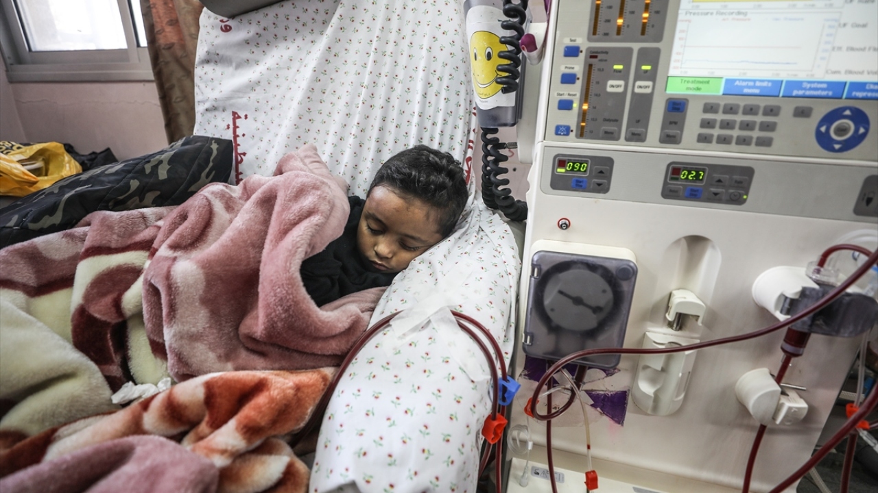 Gazze`deki hastanelerde tedavi gören onlarca çocuk ve onların yakınları yakıt krizinden ötürü büyük korku ve kaygı içinde.