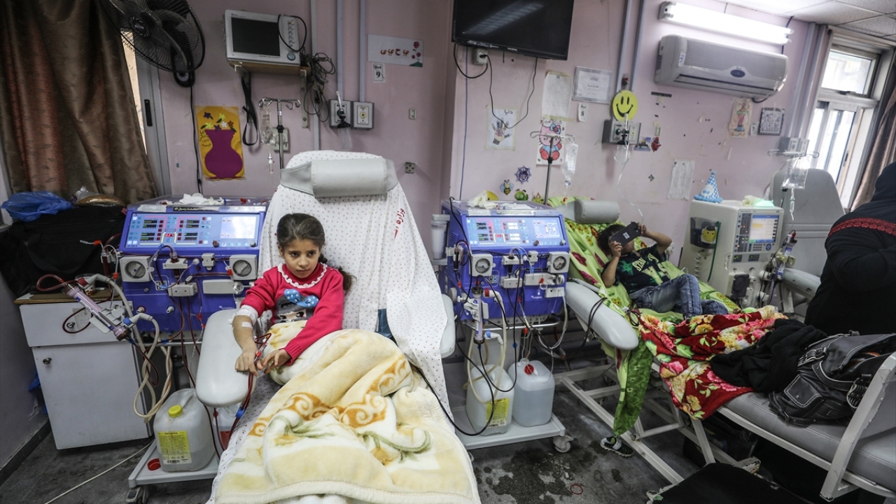 Abdülaziz er-Rantisi Çocuk Hastanesi Müdürü Dr. Muhammed Ebu Silmiyye de Gazze Şeridi`nde yakıt sorunu nedeniyle elektrik krizinin devam ettiğini, bunun da başta çocuklar olmak üzere binlerce hastanın hayatını tehlikeye attığını belirtti.