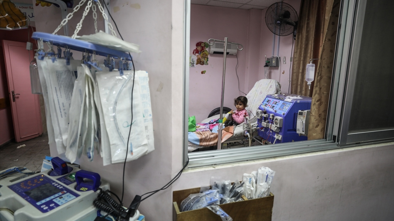 "Hastanelerin hizmet verememesi durumunda, hastaların hayatı ciddi tehlikeye girecektir." diyen Ebu Silmiyye, yoğun bakım ünitesinde, solunum cihazına bağlı 4 hastanın elektrik kesintisi durumunda o an hayatını kaybedeceğini belirtti.