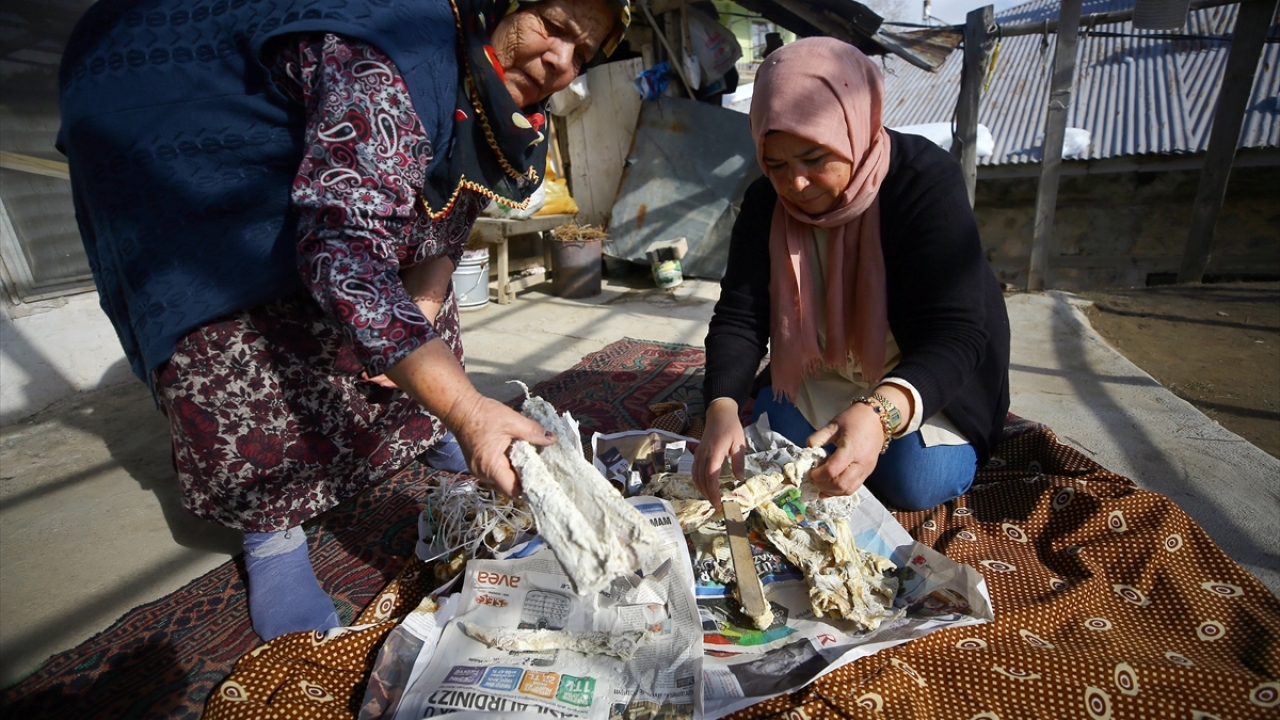 Kurutulmuş et, büyükbaş veya küçükbaş hayvanın etinin tuzlanarak belli bir süre bekletilmesinden sonra iple asılarak kurutulmasıyla yapılıyor.