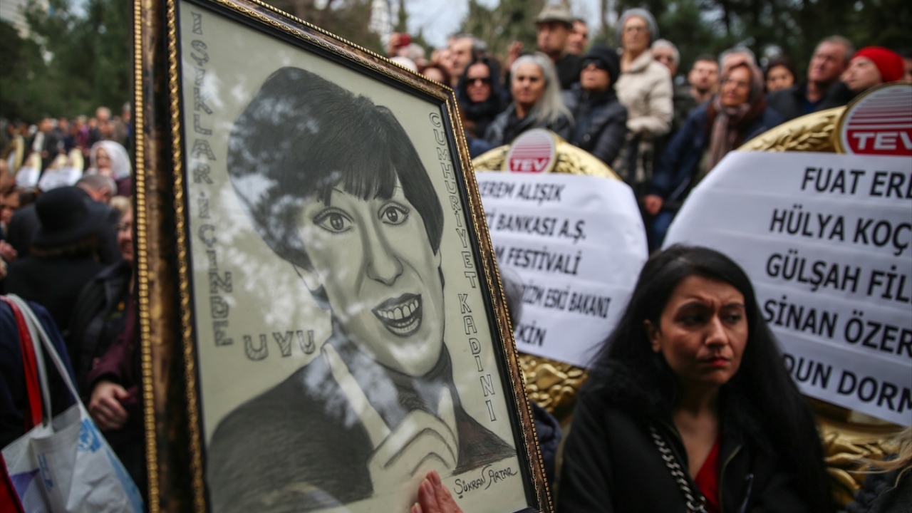 Ayşen Gruda, 1,5 yılı aşkın süre pankreas kanseri ile mücadele etti. Bir aydır İstanbul`da özel bir hastanenin yoğun bakım servisinde tedavi görüyordu. Çarşamba günü yaşam savaşını kaybetti, vefat etti.