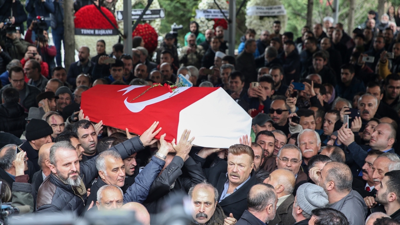Ayşen Gruda`nın naaşı cenaze namazının kılınacağı Zincirlikuyu Camii`ne götürüldü. Yakınları ve sevenleri Gruda`nın tabutu başında dua etti. Namazın ardından Gruda`nın naaşı Zincirlikuyu Mezarlığı`nda defnedildi.