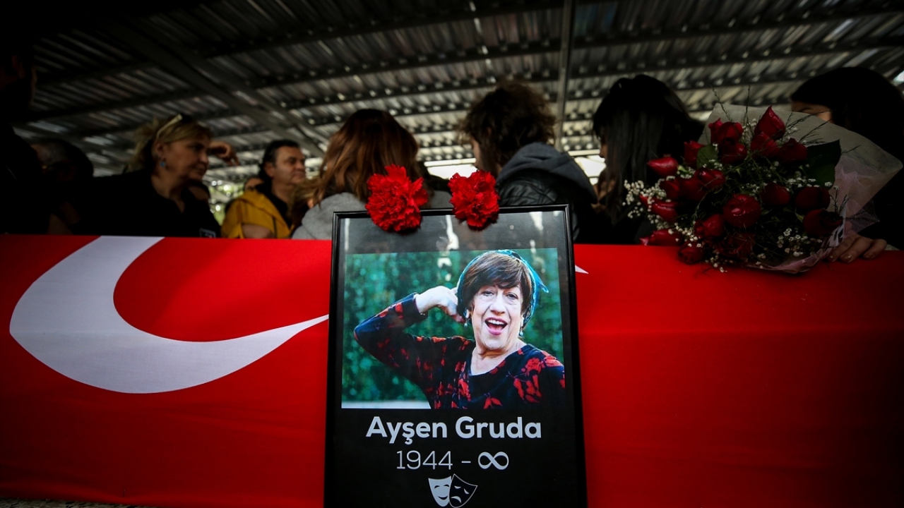 Skeçlerden birinde canlandırdığı karakterin ardından, “Domates Güzeli” olarak anılmaya başladı.