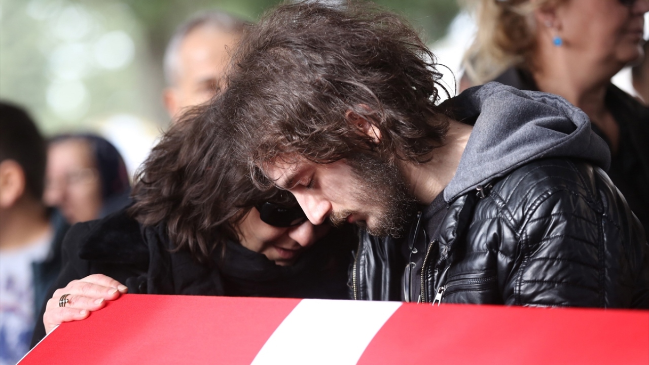 Cenaze törenine Gruda`nın kızı Elvan Gruda (solda) ve torunu Emre Gruda (sağda) da katıldı.