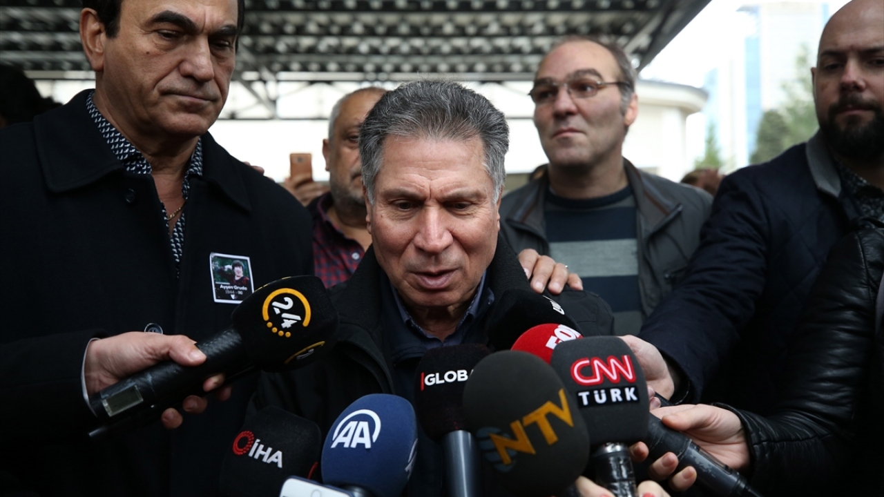 Cenaze törenine oyuncu Ahmet Arıman da katıldı.