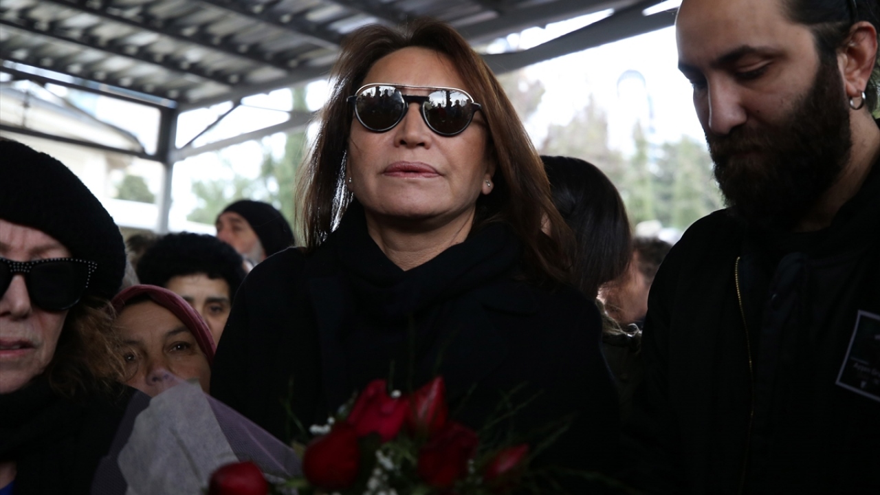 Cenaze törenine sanatçı Demet Akbağ da katıldı.