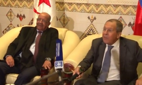 Rusya Dışişleri Bakanı Lavrov mikrofonla tokalaştı