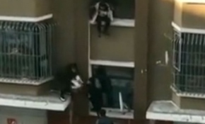 Çin'de ikinci kattan düşen bebeği havada yakaladı