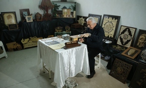 Evinin bodrumunu galeriye çevirdi