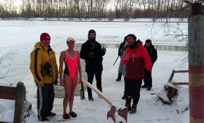 Türk kızı buzlu suda 1 saat kalarak rekor kırdı