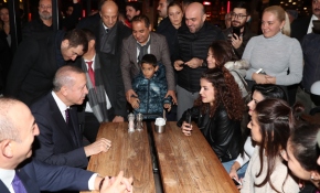 Cumhurbaşkanı Erdoğan kafede vatandaşlarla sohbet etti
