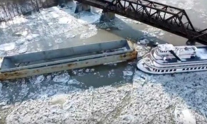 ABD'de sürüklenen gemiler demir yolu köprüsüne çarptı