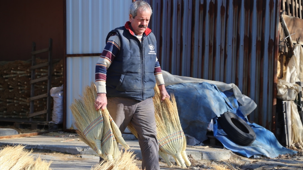 Edirne`nin geçmişteki gözde el sanatlarından el süpürgeciliği son demlerini yaşıyor.