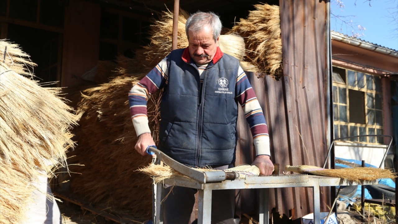 Süpürge ustası Gaspar, el süpürgeciliğinin geçmişin önemli mesleklerinden olduğunu söyledi.