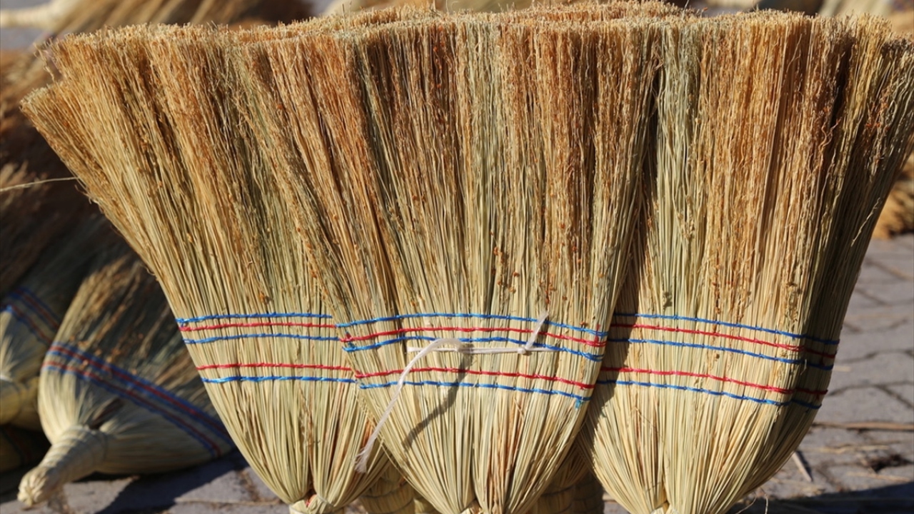 Teknolojinin ilerlemesiyle tüketicinin tercihini konfordan yana kullanması, el süpürgesi üreten atölyelerin bir bir kapanmasına neden oldu.