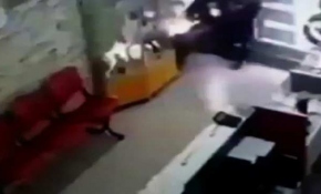 Motosikletiyle dükkana daldı, kendini "Yabancı değilim" diyerek savundu