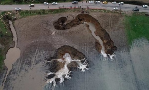 İzmir'de şiddetli yağışın oluşturduğu düdenler ilgi çekiyor