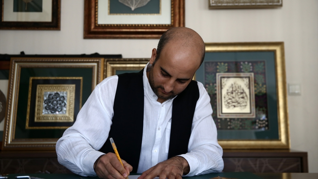 Erdem, yaprak oymada kullanılacak yaprağın, oyulacak kısmı tutabilmesi için özellikle lifli yaprakları tercih ettiğini belirterek, şunları kaydetti: