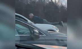 Kazadan kaçmaya çalışan sürücünün kaputuna yapıştı