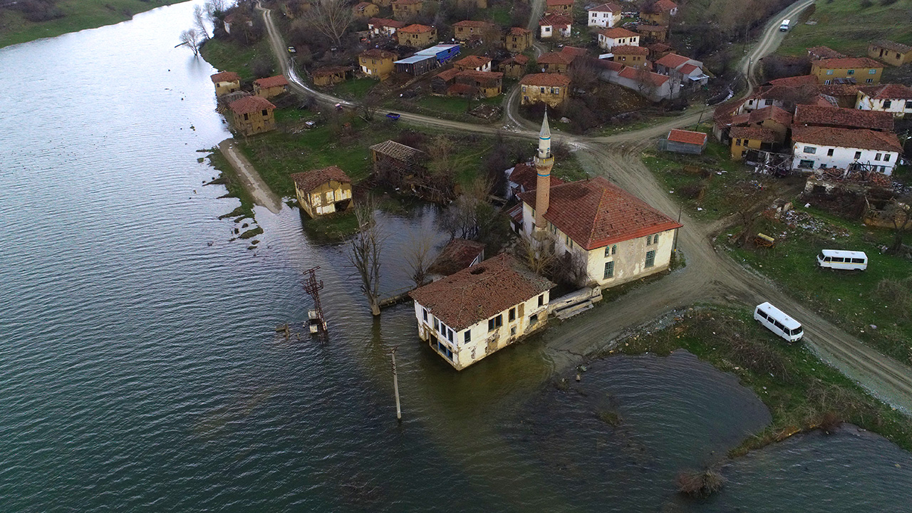 Osmanlı döneminin ilk yıllarında kurulan ve Kayı Boyu`nun Karakeçili aşireti mensuplarınca yerleşim yeri olarak seçilen köy, 2005`te başlatılan baraj çalışmaları kapsamında su seviyesinde bulunması nedeniyle istimlak edildi.