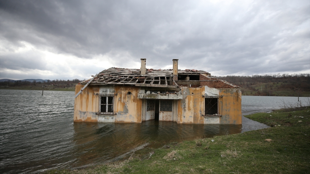 Bundan bir sene sonra da 48 ev ve köyün camisi sular altında kaldı.