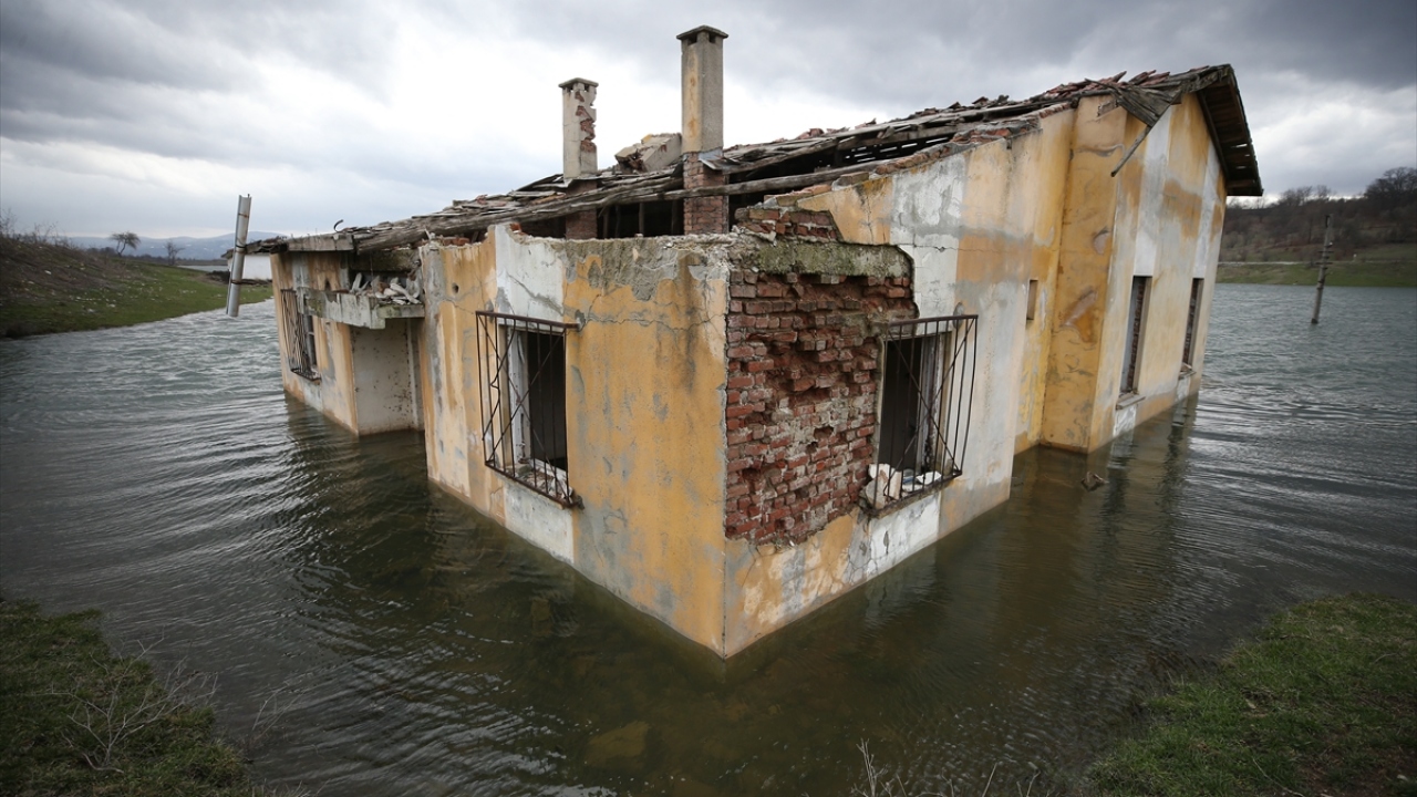 Yıkık yapıların ve sular altında kalmış binaların bulunduğu köyde çok az sayıda kişi yaşıyor.