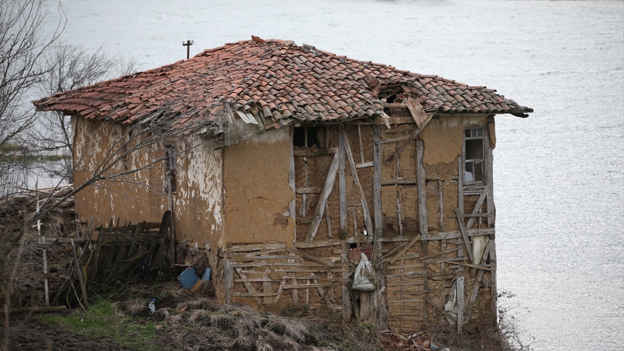 Kimi zaman neredeyse hiç kimsenin bulunmadığı "sessiz köy"ün eski yerleşim alanında, bazı yapıların büyük bölümü son dönemdeki yağışların da etkisiyle iyice sular altında kaldı.
