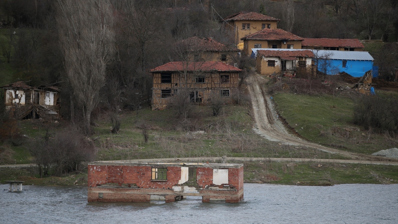 Günyurdu sakinleri için başka bir bölgede yeni evler inşa edilmesine rağmen doğup büyüdükleri yeri terk etmeyen köylüler, baraj yapımından etkilenmeyen kısımdaki 15 hanede yaşamlarını sürdürüyor.
