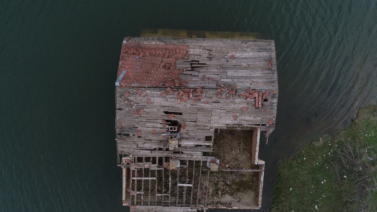 Yağışların da etkisiyle baraj sularının yükselmesi sonucu köyde özellikle drone ile çekilen görüntüler, belgeselleri aratmıyor.