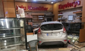 Fren yerine gaza basan sürücü fırına girdi