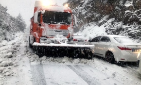 Antalya-Konya kara yolunda araçlar yolda kaldı