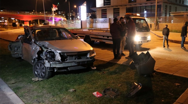 Yük treni otomobile çarptı