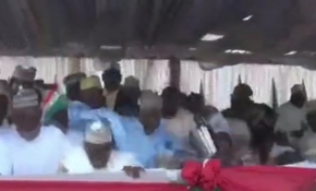 Siyasetçilerin üzerinde bulunduğu platform çöktü