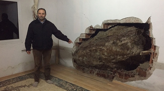 İzmir'de kopan kaya parçası eve girdi