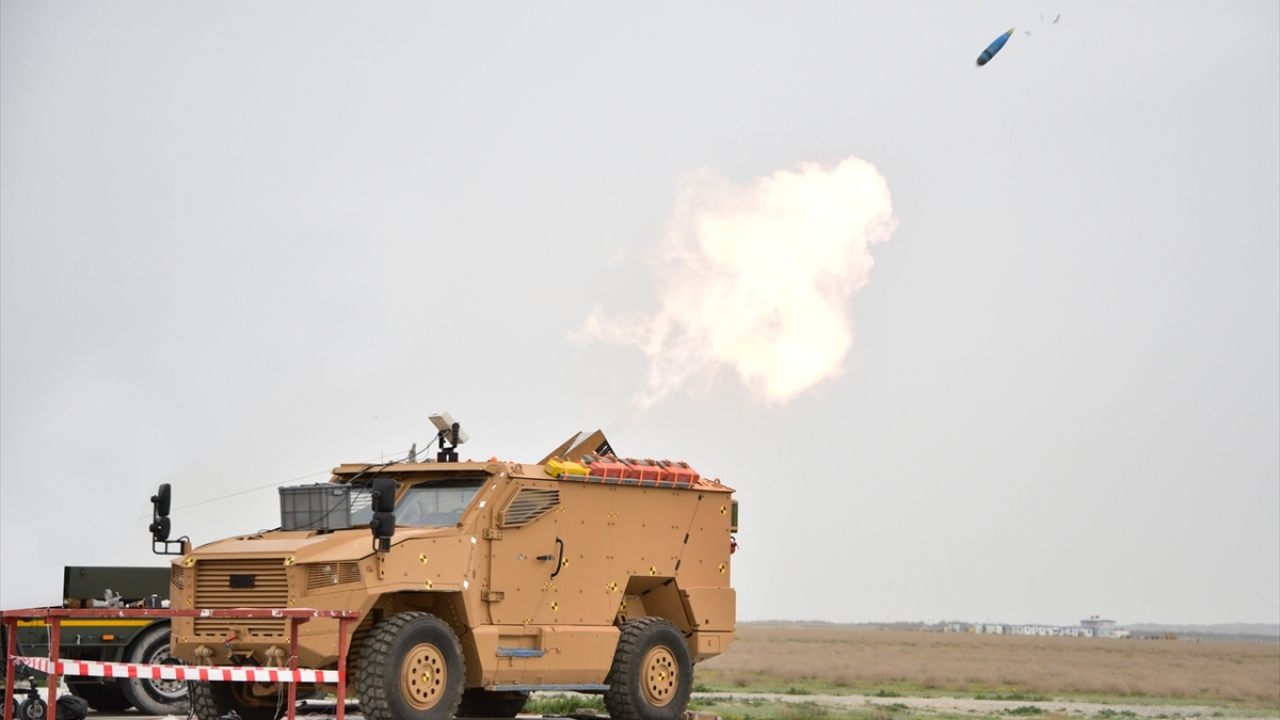 Kullanıcı eğitimleri tamamlanan Alkar, yapılan son atışlı testlerde başarısını ortaya koydu. "Bitirici, yok edici" anlamına gelen Alkar ismi verilen sistem, kullanıcı personel tarafından yapılan atışlı gösterimde hedefleri tam isabetle yok etti.