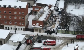 Çöken çatının altında kalmaktan son anda kurtuldular