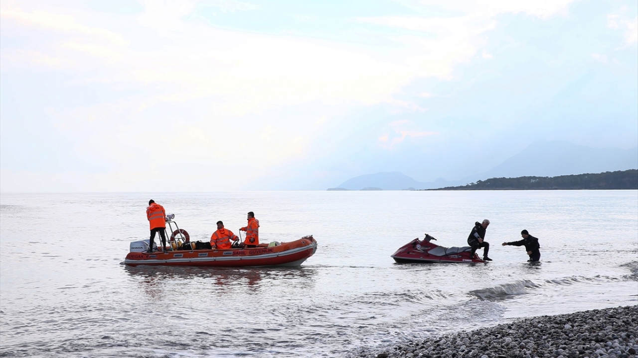 Sahil Güvenlik ekiplerince su altı arama cihazları ile tarama yapılırken balık adamlar da denizde dalış yapıyor.