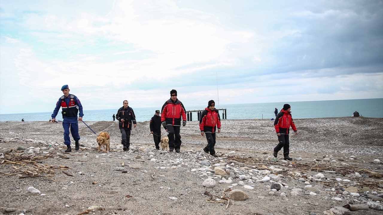 3 arama kurtarma ve bir kadavra köpeğinin de kullanıldığı çalışmalar, derenin Antalya-Kumluca kara yoluna yakın kısmında ve deniz üzerinde yoğunlaştırıldı.