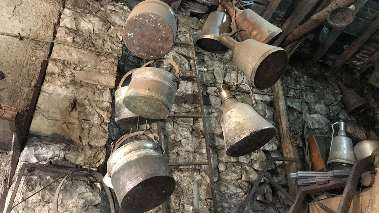 Günümüzde kaybolmaya yüz tutmuş meslekler arasında yer alan bakırcılığı, Konya`daki Bakırcılar Sitesi`ndeki atölyesinde 45 yıldır çeşitli tekniklerle sürdüren Kemal usta, mesleğe çocuk yaşta başladı. 