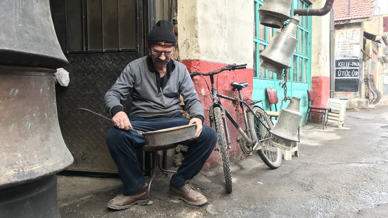 Çırak olarak başladığı mesleğin bugün kentteki son temsilcisi olan Arslan, 3 çocuğunu büyüttüğü, geçimini sağladığı mesleğinin tarihin tozlu sayfalarına karışmasını istemiyor. 