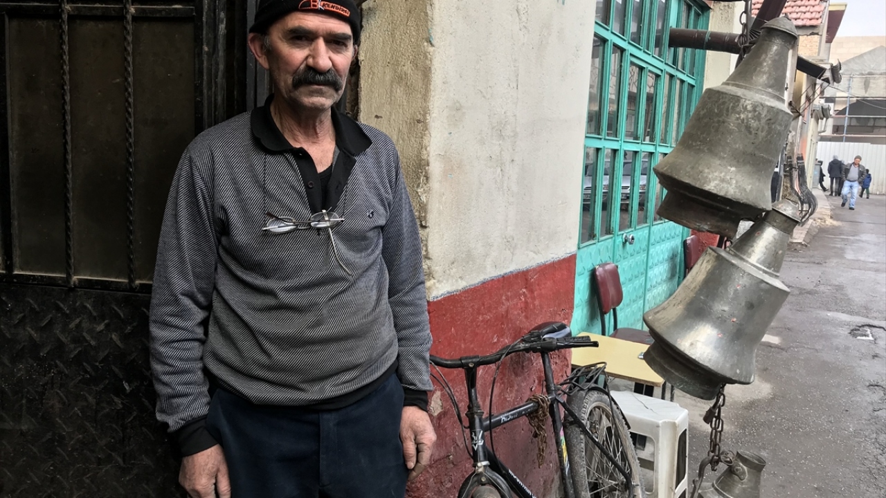 Kemal usta, gelişen teknoloji ve demir-çelik sanayisinin yaygınlaşmasıyla neredeyse yok denilecek kadar az kalan bakırcılığın son ustalarının kıymetinin bilinmesi ve mesleğin devamlılığı için nitelikli eleman yetiştirilmesi gerektiğini söylüyor.