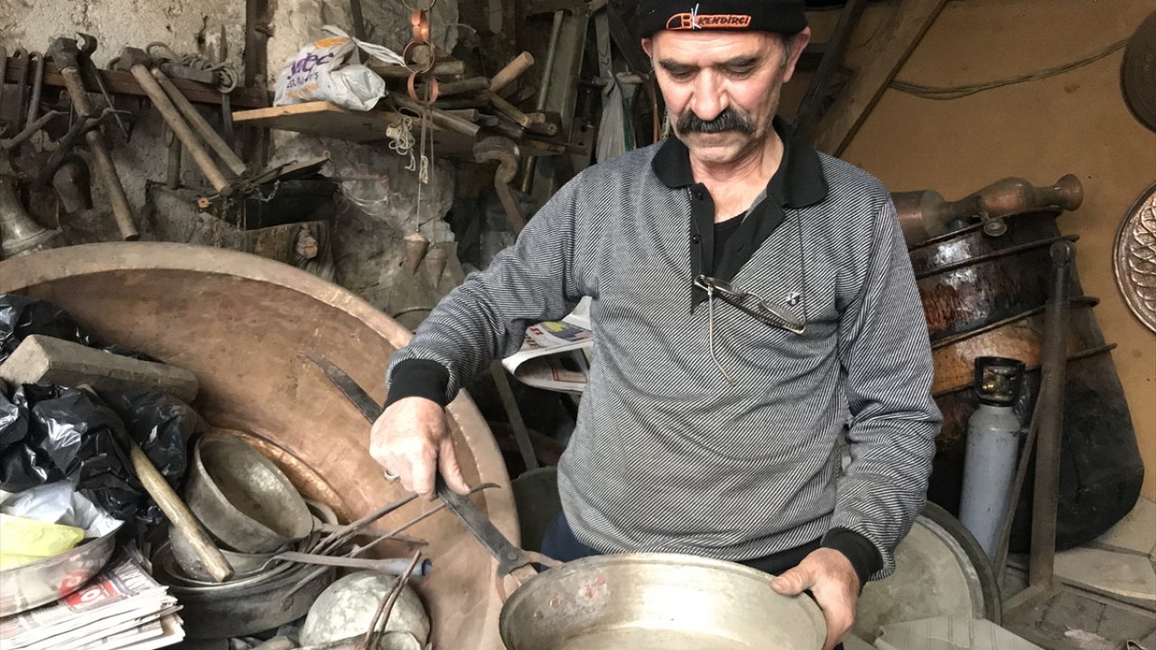 Demir ve çeliğin 1970`li yıllardan sonra yaygınlaşmasından sonra insanların bakır kullanma alışkanlığının kaybolmaya başladığını, dolayısıyla mesleğin de kaybolma noktasına geldiğini ifade eden Arslan, şöyle devam etti: