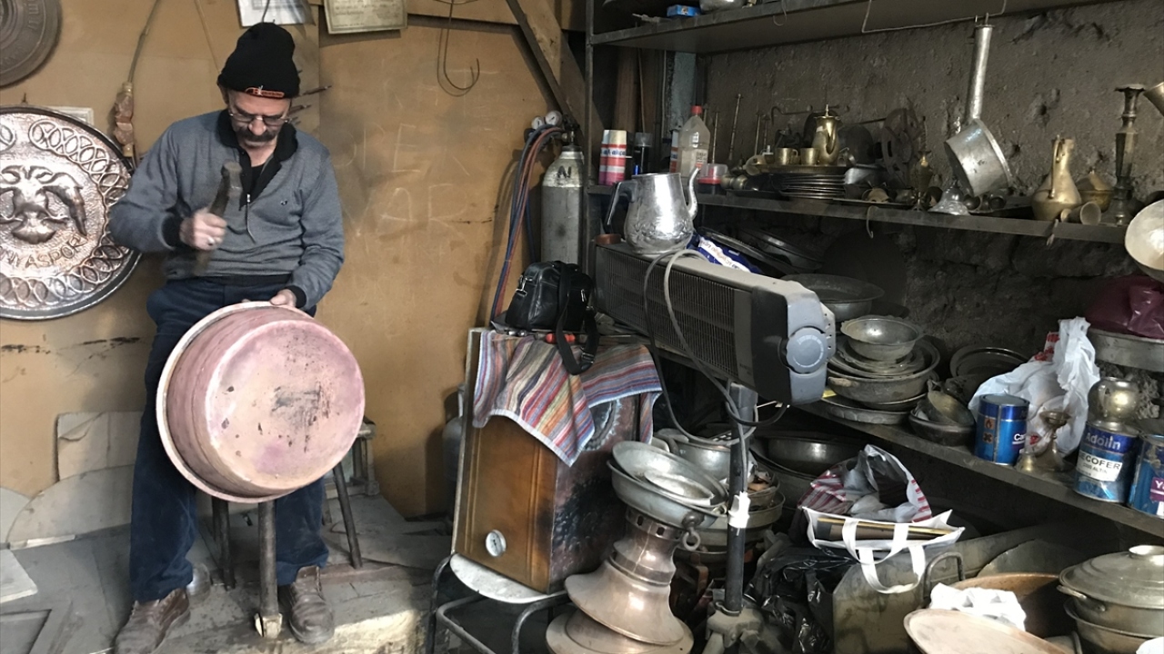 Bakırcılığın devamı için yeni çıraklar yetişmesini isteyen Arslan, ayrıca bakır ürünlerin tanıtımının doğru şekilde yapılması ve sağlıklı yönünün de vurgulanması gerektiğini vurguladı.