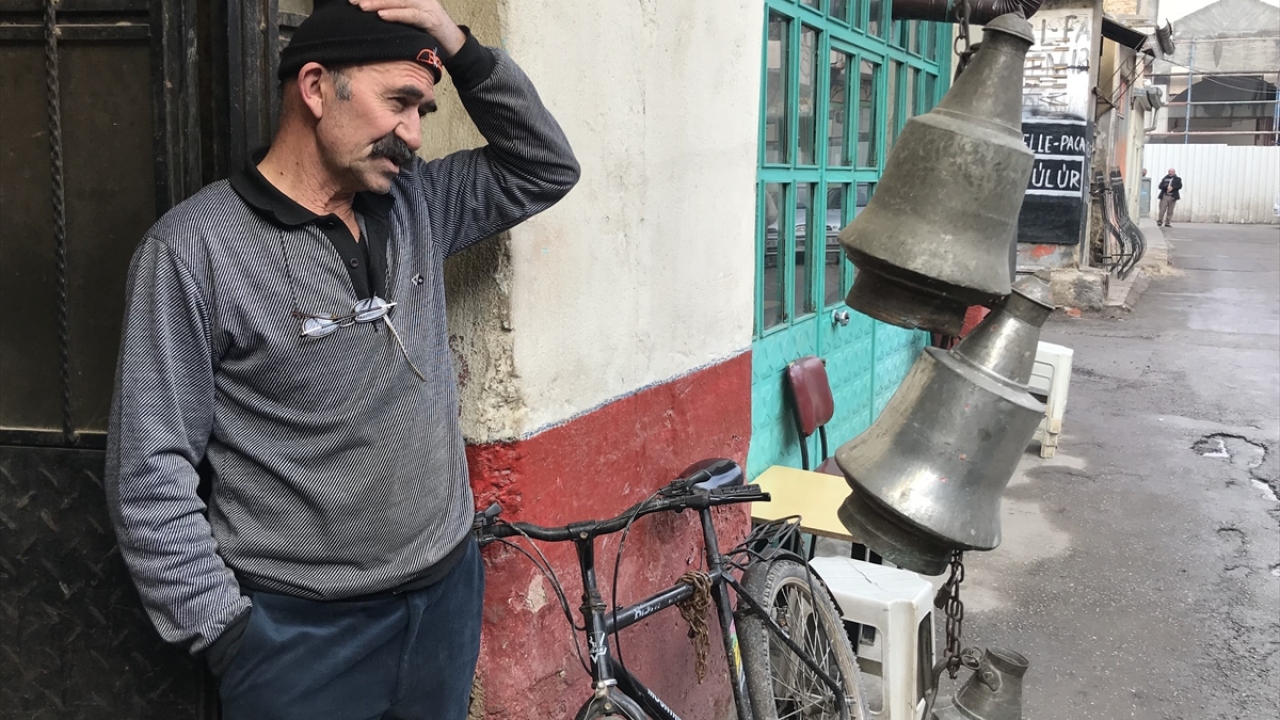 Mesleğine duyduğu saygı ve sevgi dolayısıyla 45 yıldır dükkanını sabahın erken saatlerinde açıp akşama kadar özveriyle çalıştığına dikkati çeken Arslan, şunları kaydetti:
