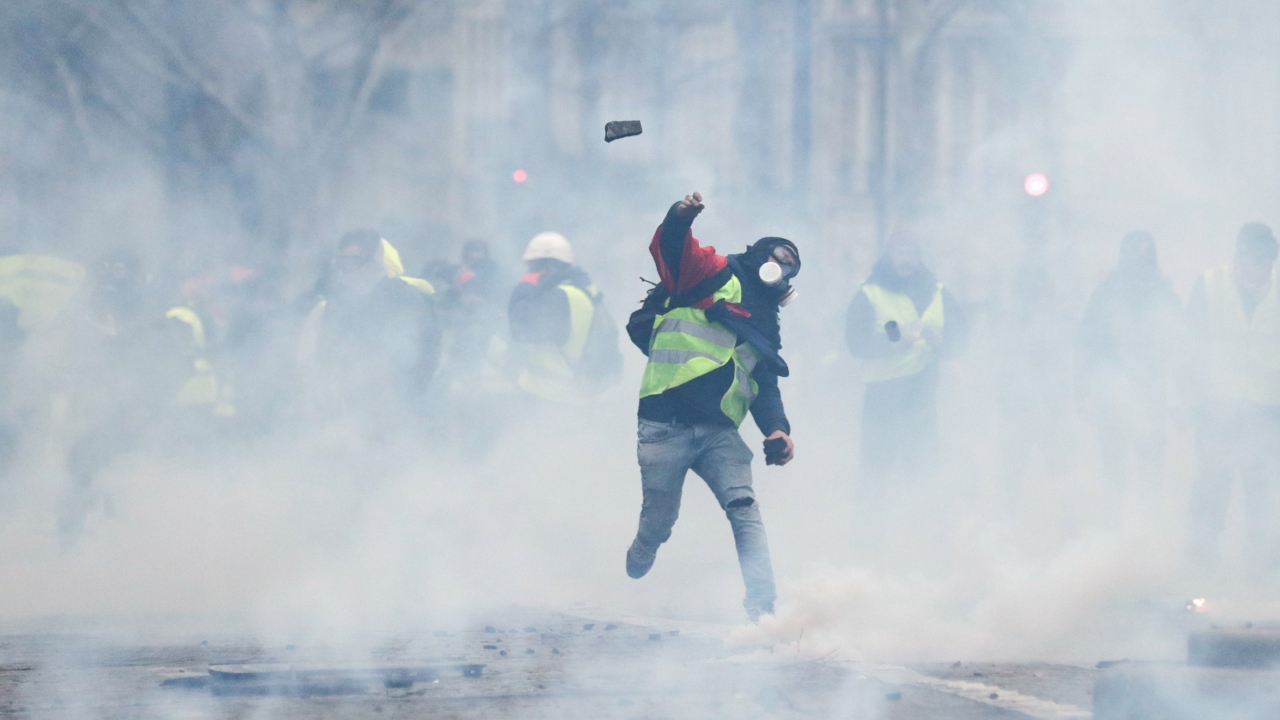 Cumhurbaşkanı Emmanuel Macron`un kurucusu olduğu Cumhuriyet Yürüyüşü Hareketi oylanan maddeye destek verirken, sol partiler maddeye etkisiz olduğu ve özgürlükleri kısıtladığı gerekçesiyle muhalefet etti.