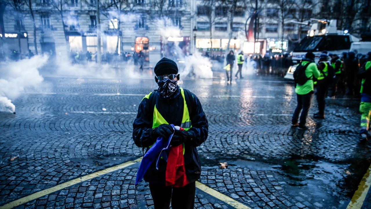 Maddeye göre, gösterilerde "maske" takarak gerekçesiz şekilde yüzünü gizleyen eylemcilere bir yıl hapis ve 15 bin euro para cezası verilecek.