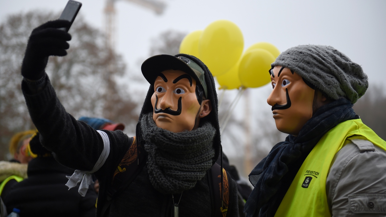 Ulusal Meclis ayrıca valilerin tehdit oluşturanların eylemlere katılmasını yasaklamasına izin veren maddeyi de onayladı. 