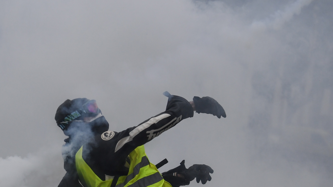 Yasağa rağmen eyleme katılanların 6 ay hapis cezası ve 7 bin 500 euro para cezasına çarptırılacağı ifade edildi.